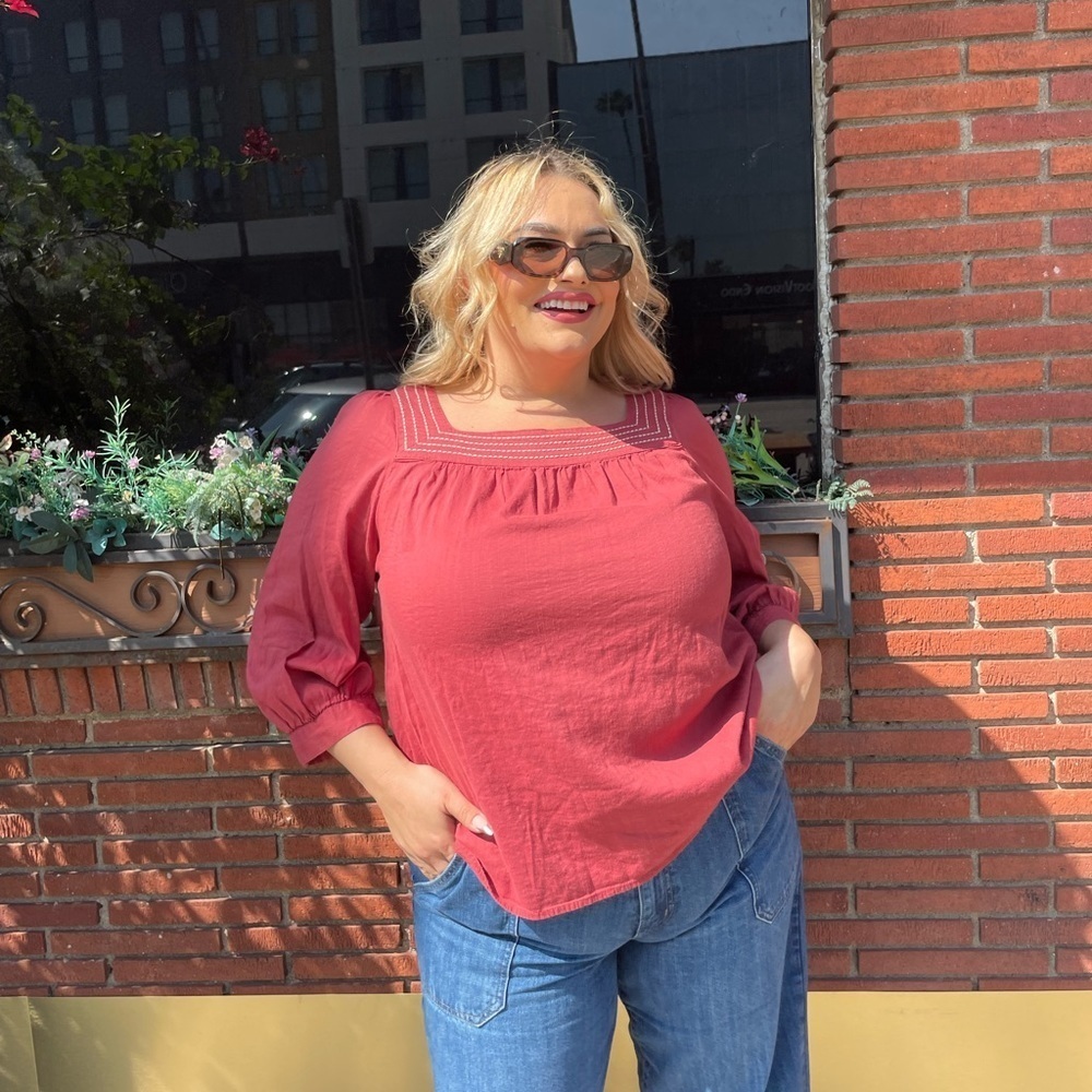 Beautiful red peasant style blouse 💕
